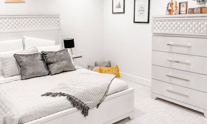 South Jordan House | Modern and stylish space in heart of South Jordan