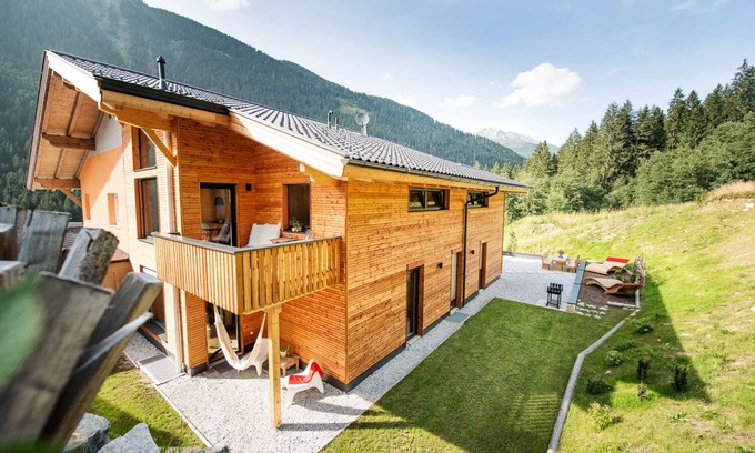 Neustift Im Stubaital Apartment | Modern apartment made of wood