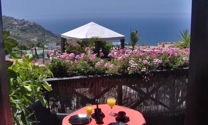 El Guincho Apartment | Modern apartment with balcony and sea view