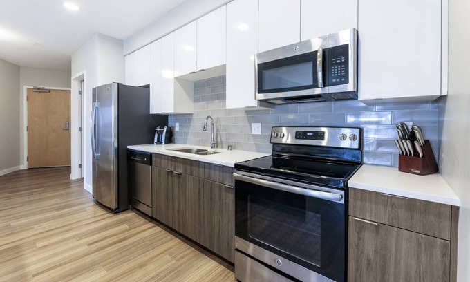 Golden Valley Apartment | Modern Apartment in Prime Location (ID1979X34)