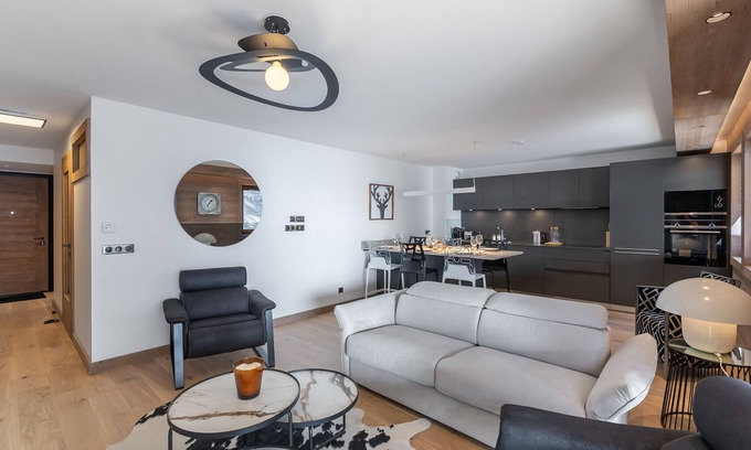 Le Planellet Apartment | Modern Apartment, 5-Min Walk to Mont d'Arbois Lifts, Sauna, Gym, Sleeps 6