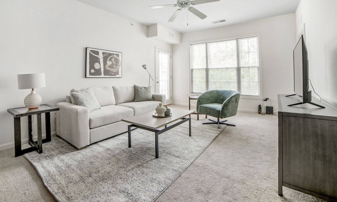 Lexington Apartment | Modern Apartment in Prime Location (ID6425X78)
