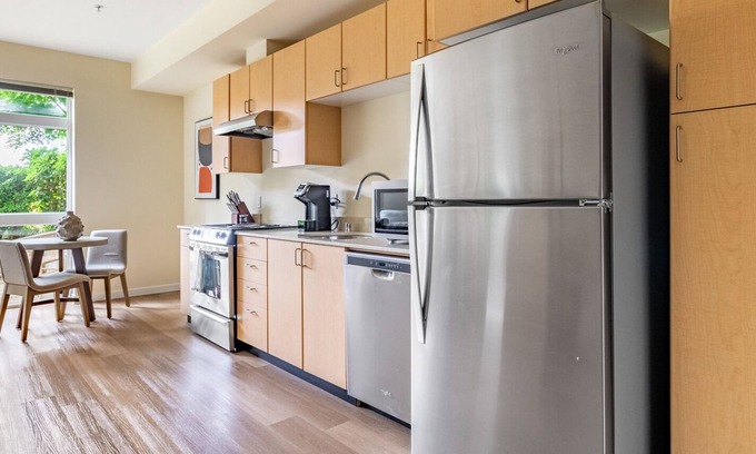Everett Apartment | Modern Apartment in Prime Location (ID9955X51)