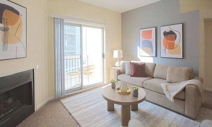 Holland Apartment | Modern Apartment in Prime Location (ID3948X64)