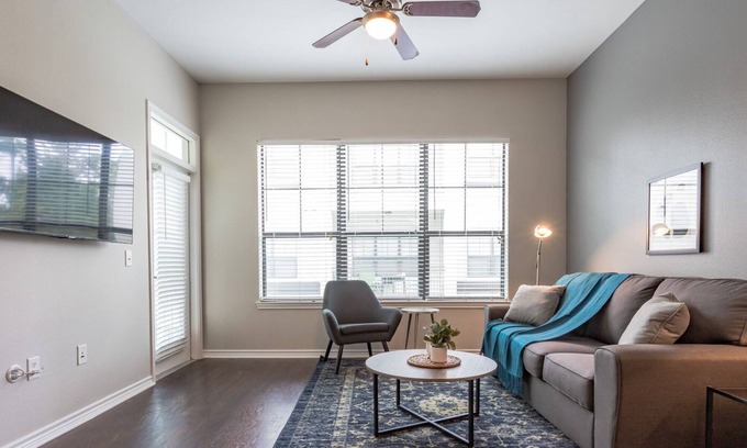 Barker Apartment | Modern Apartment in Prime Location (ID3889X09)