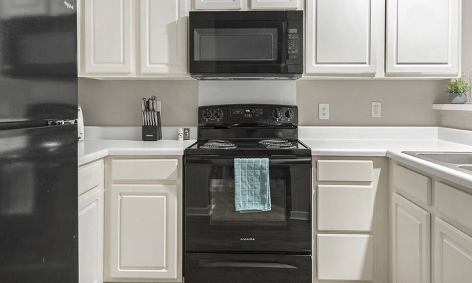 Pearl River Apartment | Modern Apartment in Prime Location (ID3897X65)