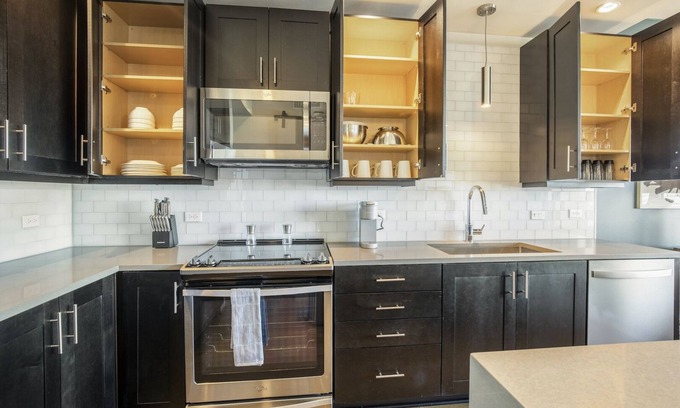 Uptown Apartment | Modern Apartment in Prime Location (ID355)