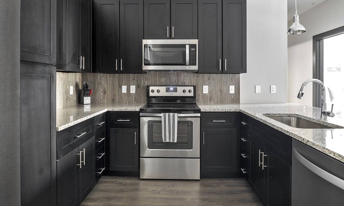 Parker Apartment | Modern Apartment in Prime Location (ID6298X53)