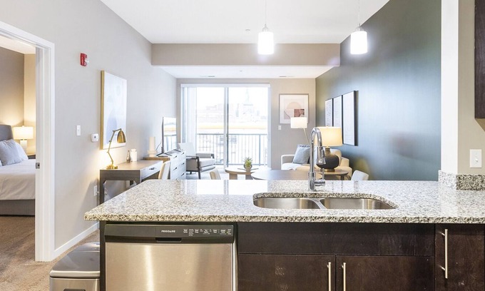 West Central Apartment | Modern Apartment in Prime Location (ID7010X69)