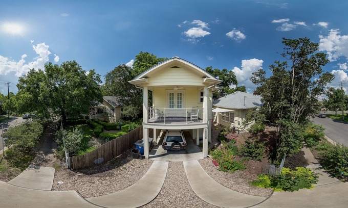 North University Apartment | Modern apartment near the University of Texas