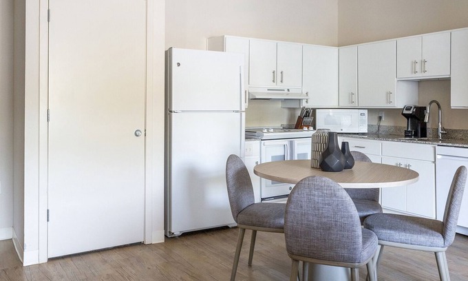 Overland Park Apartment | Modern Apartment in Prime Location (ID9271X34)