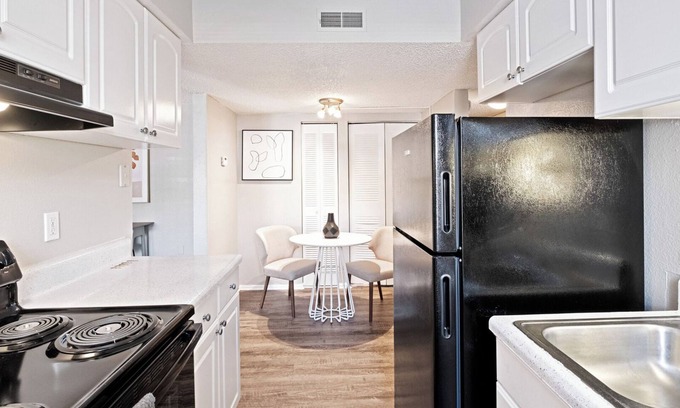 St. Petersburg - Clearwater Apartment | Modern Apartment in Prime Location (ID7983X03)