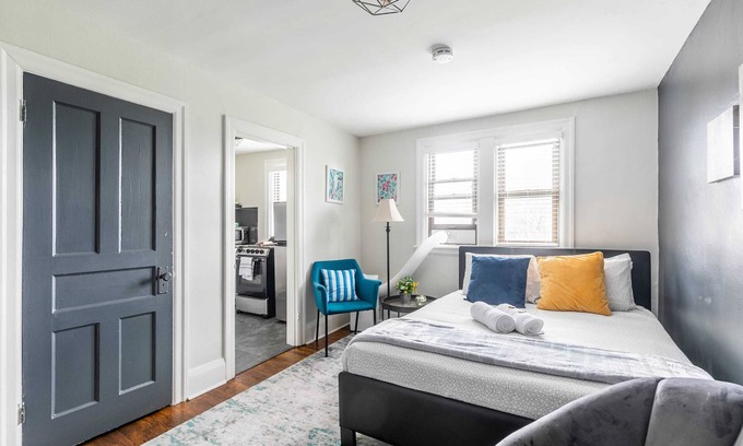 Hamilton Apartment | Modern Apartment with Kitchen on James St