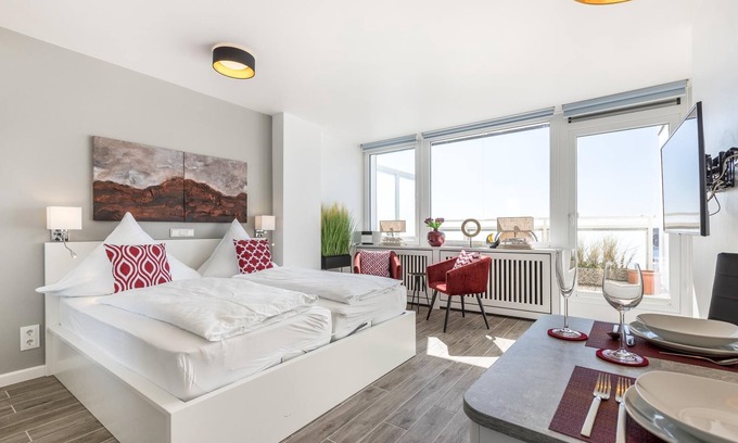 Westerland Apartment | Modern app. with sea view, balcony, parking space, WLAN. Pets allowed.