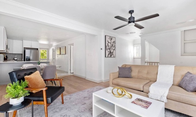 Cherrydale Apartment | Modern Apt | 15 Min to DC | Private Balcony