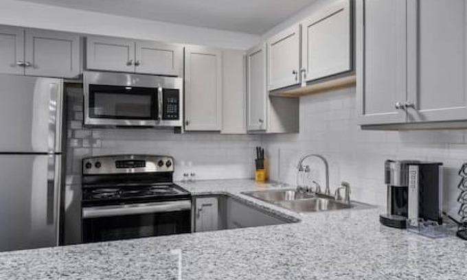 Forest Park Apartment | Modern Apt Close to Restaurants - Highland Golf