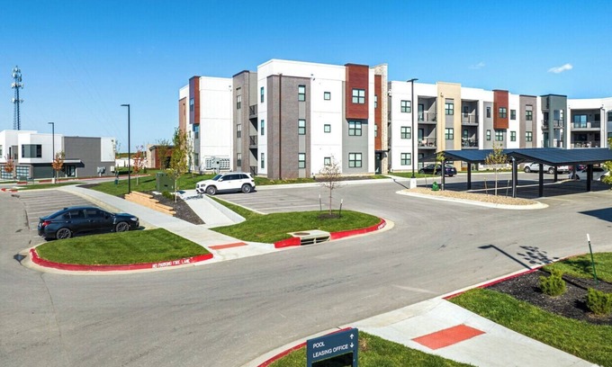 Lee's Summit Apartment | Modern Apt. Lee's Summit Oasis + EV Charger, Shops, Dining, Park, Gym, & Freeway