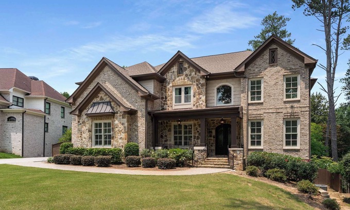 Sandy Springs House | Modern Atlanta Luxury – 5BR/5.5BA with Gourmet Chef’s Kitchen & Grand Interiors