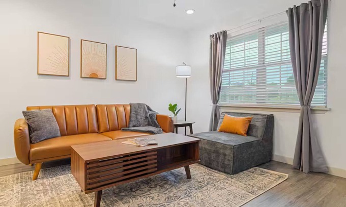 Austin Apartment | Modern Austin King Suite–Walk to DT/6th St–F1-ACL