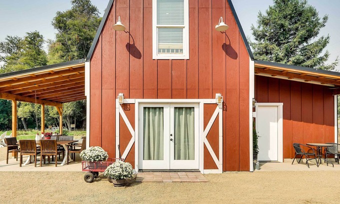 Jacksonville House | Modern Barn on Applegate River, Walk to Vineyard!