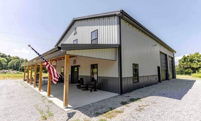 Bonnieville House | Modern Barndomanium on beautiful farm! 4 R -2.5 B
