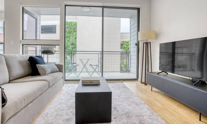 Barton Heights Apartment | Modern Barton Springs 1BR w/ Gym, Pool & W/D, nr Zilker, by Blueground