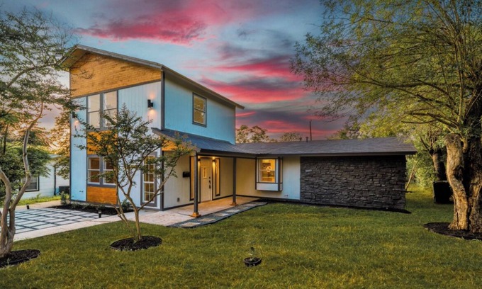 Southside House | Modern Base - Lackland Delight
