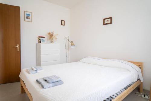 Ronchi Apartment | Modern Beach Apartment Near Forte dei Marmi