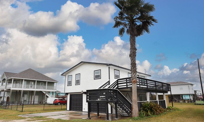 Galveston House | Modern Beach Bungalow - 10min walk to beach