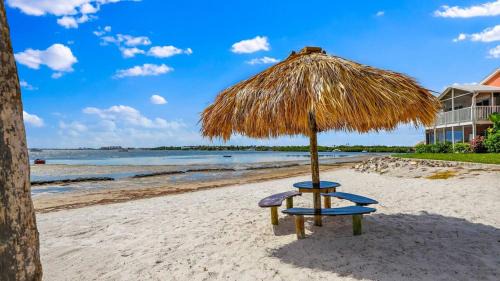 Bayview House | Modern Beach Home - Mins To Beach, Pool, Hot Tub