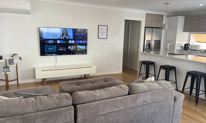 Scarborough House | Modern Beach House in Scarborough. Walking distance to the beach!