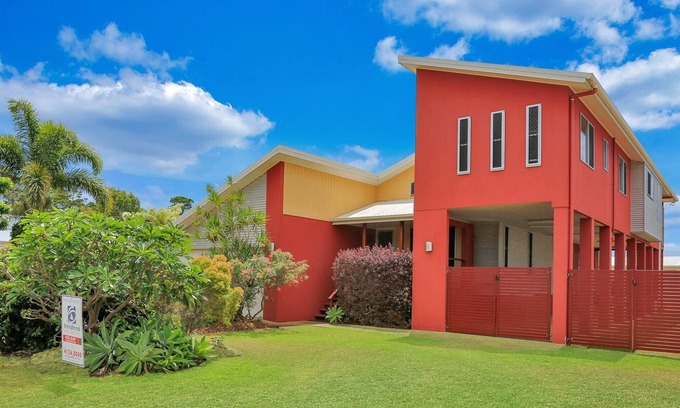 Woodgate House | Modern Beach House Close to Beach