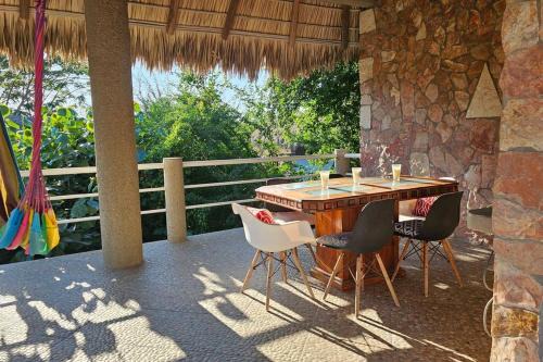Los Tamarindos Villa | MODERN BEACH VILLA between La Punta & Zicatela