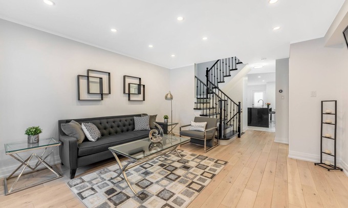 Bayview Glen House | Modern & Beautifully Decorated -3 Bdrm W/1Parking!