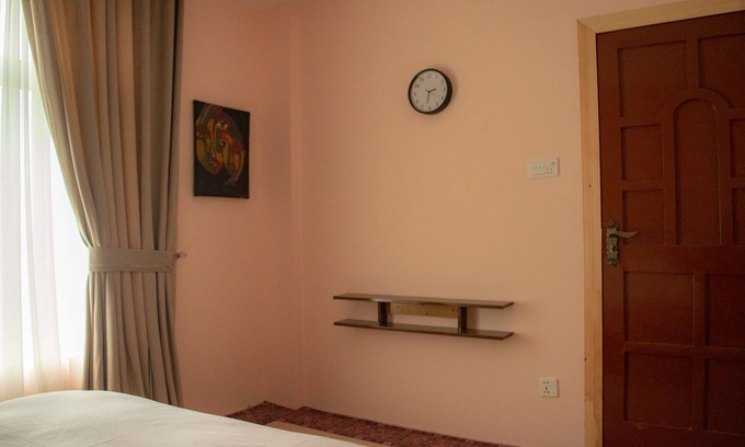 Karachi Bed & Breakfast | Modern Bedroom with Mountain View and Parking