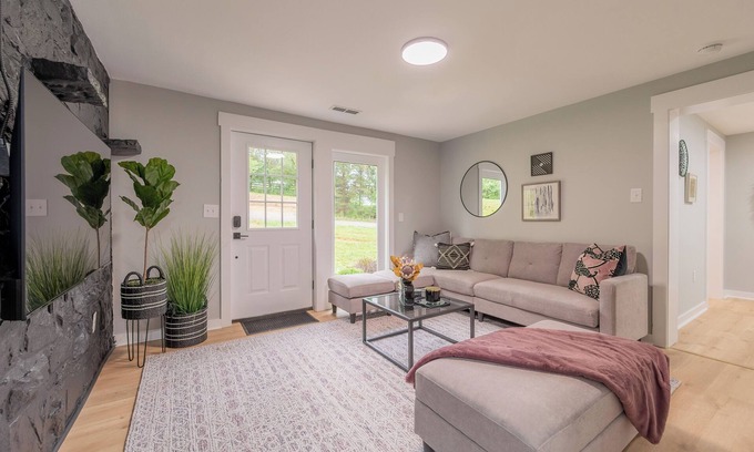 Blacksburg House | Modern Blacksburg retreat near VT, Radford & scenic Claytor Lake Perfect for work, play & relaxation