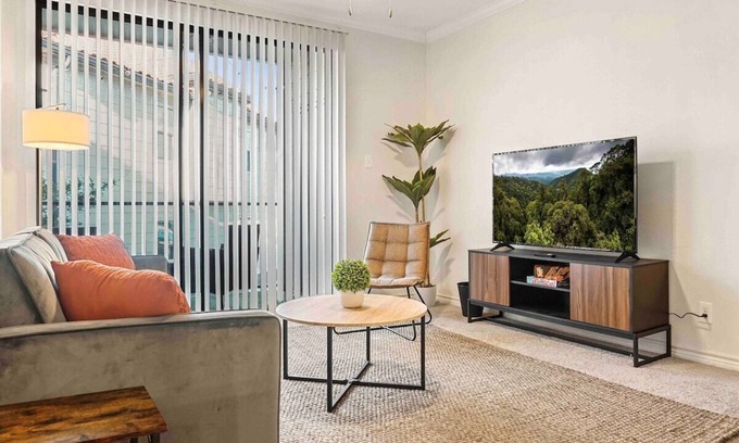 Irving Apartment | Modern Boho WFH Getaway | Gym | FREE Parking