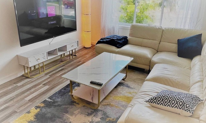 LaSalle Apartment | Modern, Bright and Spacious with parking