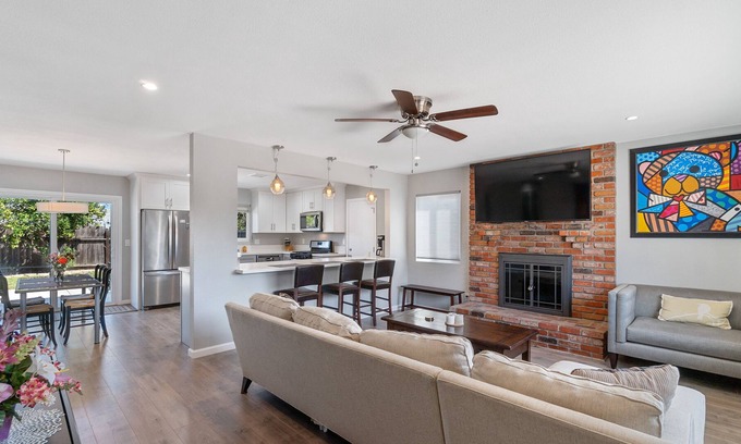 University City House | Modern & bright home in North San Diego w/ new appliances & a patio!