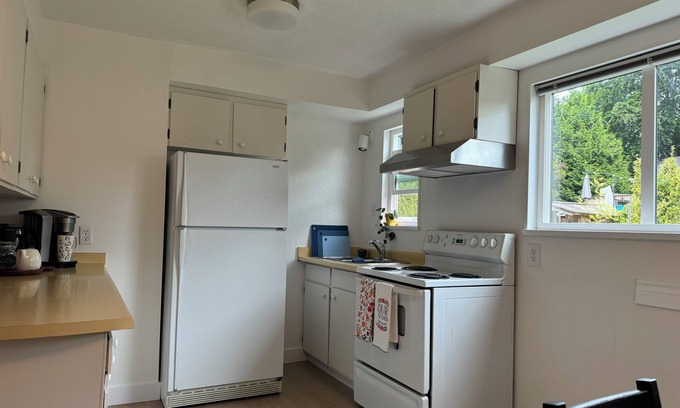 Delta House | Modern Bright Suite 2 Bdrm/short /long stays/25 min YVR Airport 7 min Ferry n
