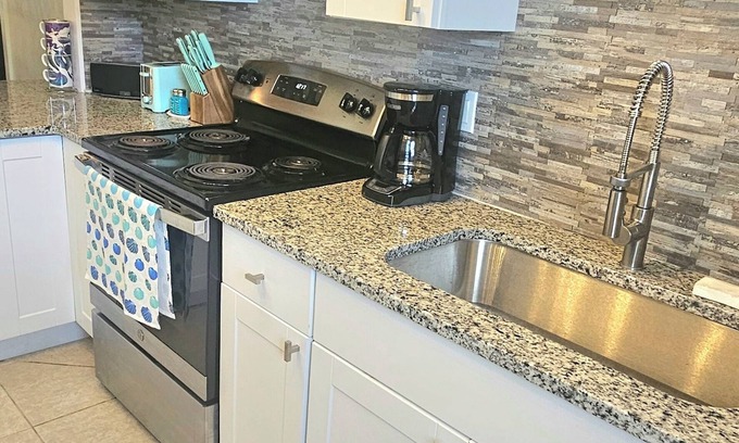 Cypress Lakes Estates Condo | Modern Bright Tropical 2-bedroom condo near Ft Myers Beach
