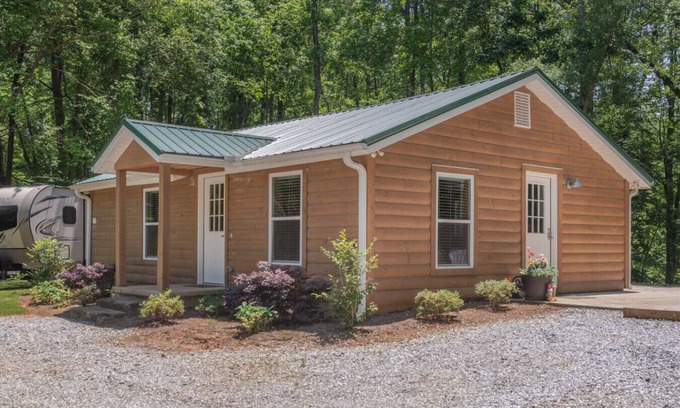 Travelers Rest Cabin | Modern Cabin in the Woods with Hot Tub