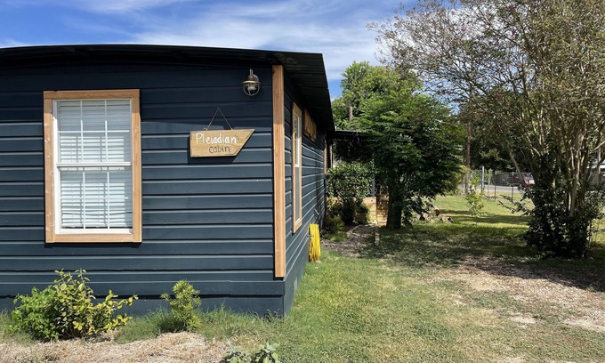 Manchaca Cabin | Modern Cabin Oasis 8 mins from Circuit of The Americas - COTA