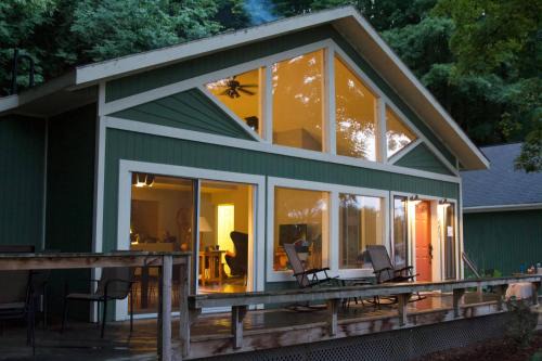 Lake Township House | Modern cabin on 40 acres. Near Honor. A/C. Pet ok.