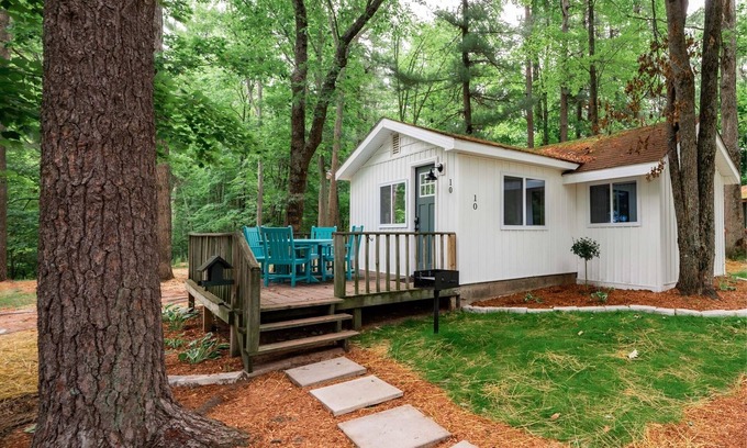 Mayfield Cabin | Modern Cabin on Arbutus Lake w/Pontoon Rentals