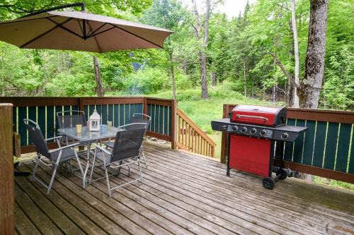 Mississippi Mills House | Modern Cabin Retreat with Patio & Outdoor Firepit