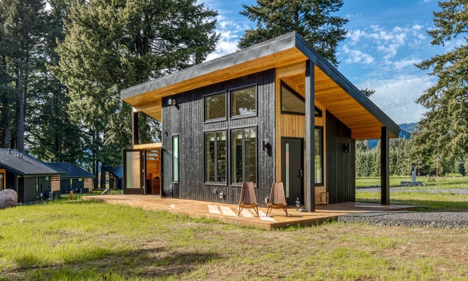 Stevenson House | Modern cabin, river view, geothermal hot tub, indoor steam sauna & great deck