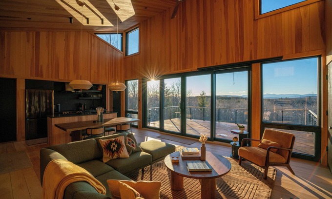 Norway Cabin | Modern Cabin w/Amazing View + Hot Tub + Record Player
