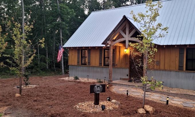 Rising Fawn Cabin | Modern Cabin w/Hot Tub, Fire Pit, Private; 2 miles to Cloudland Canyon, Hiking, McLemore Golf