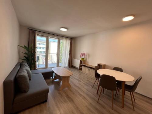Ujlipotvaros Apartment | Modern cabin with garage